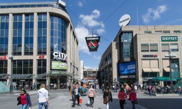 Drehscheibe und CityPoint an der Kortumstraße in der Innenstadt von Bochum, 04.05.2016. +++ Foto: Lutz Leitmann / Stadt Bochum, Referat für Kommunikation
Das Motiv ist zur privaten, journalistischen oder werbenden Verwendung zur Darstellung der Stadt Bochum frei verfügbar.

Bei Verwendung ist als Quelle im Bildnachweis / Impressum anzugeben: Stadt Bochum, Kommunikationsservice

Bitte informieren Sie uns per E-Mail über den Verwendungszweck. Über ein Belegexemplar gedruckter Produkte würden wir uns sehr freuen.

Weitere Fotos und Informationen zu den Bildern erhalten Sie bei: Markus Lutter, Telefon: 0234 910-3077, E-Mail: bildtechnik@bochum.de
